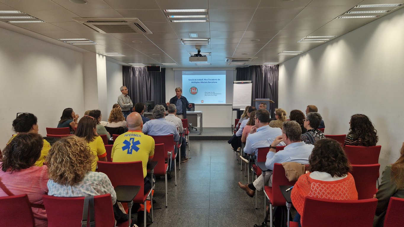 Asistentes durante una sesión técnica de salud laboral en Barcelona