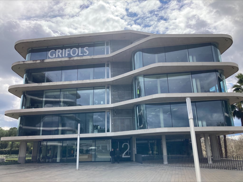 Edificio corporativo de Grifols en Sant Cugat del Vallès tras el anuncio de Fitch