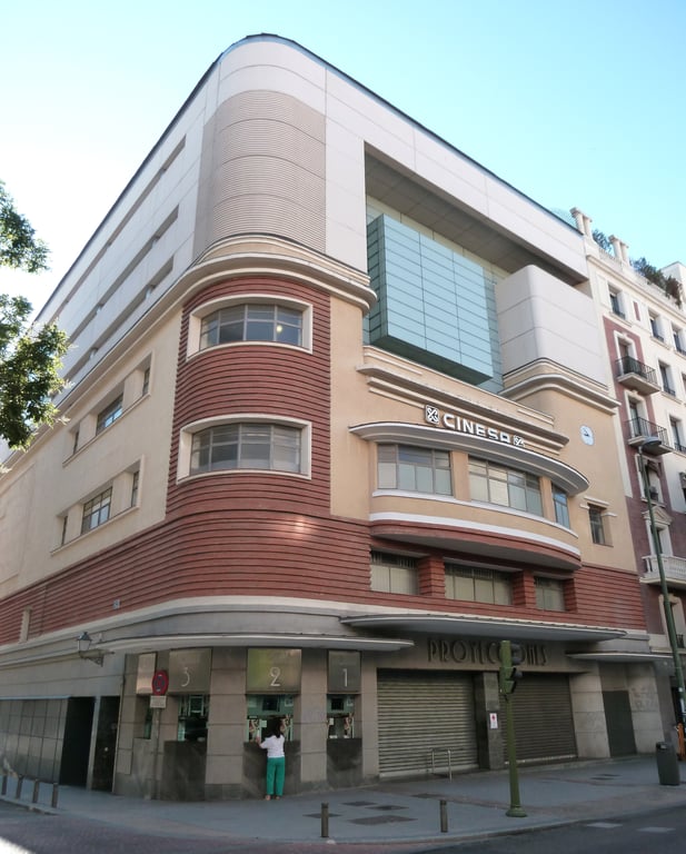 Fachada del Cine Proyecciones en Madrid, vinculada a pases especiales en cines