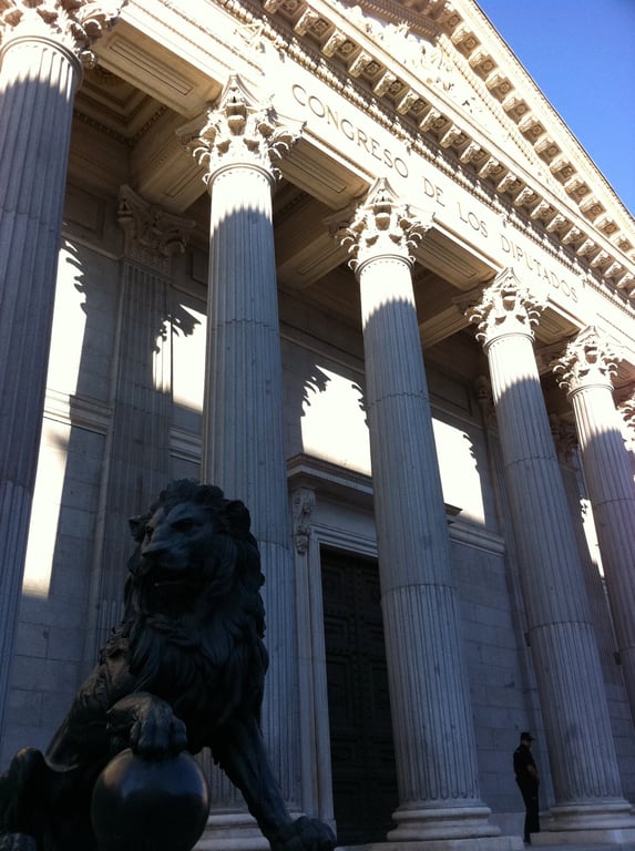 Fachada del Congreso de los Diputados en Madrid tras el anuncio de veto de Junts