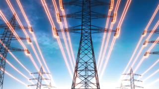 Torres de alta tensión representando la red eléctrica analizada por la AIE