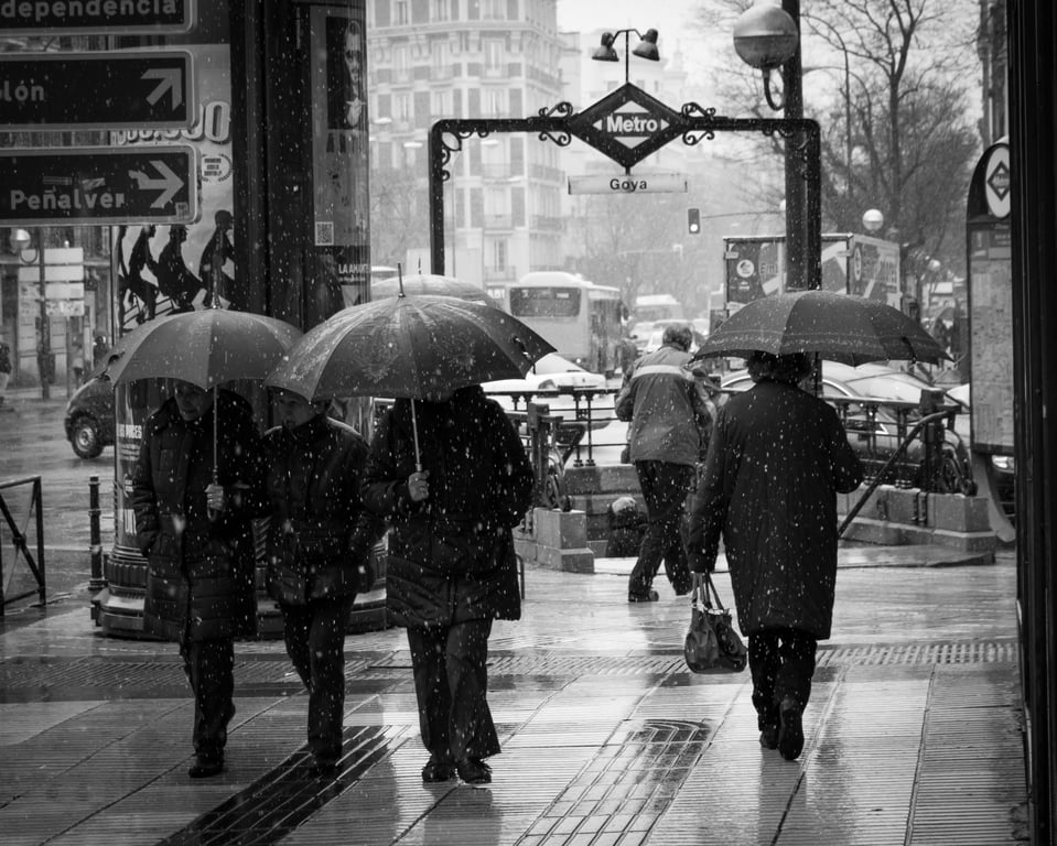 Lluvia en el acceso al Metro de Goya, Madrid, durante un episodio de precipitaciones