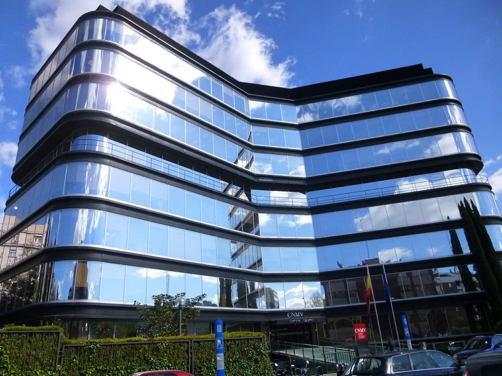 La CNMV multa a X con 5 millones por anuncios cripto no autorizados