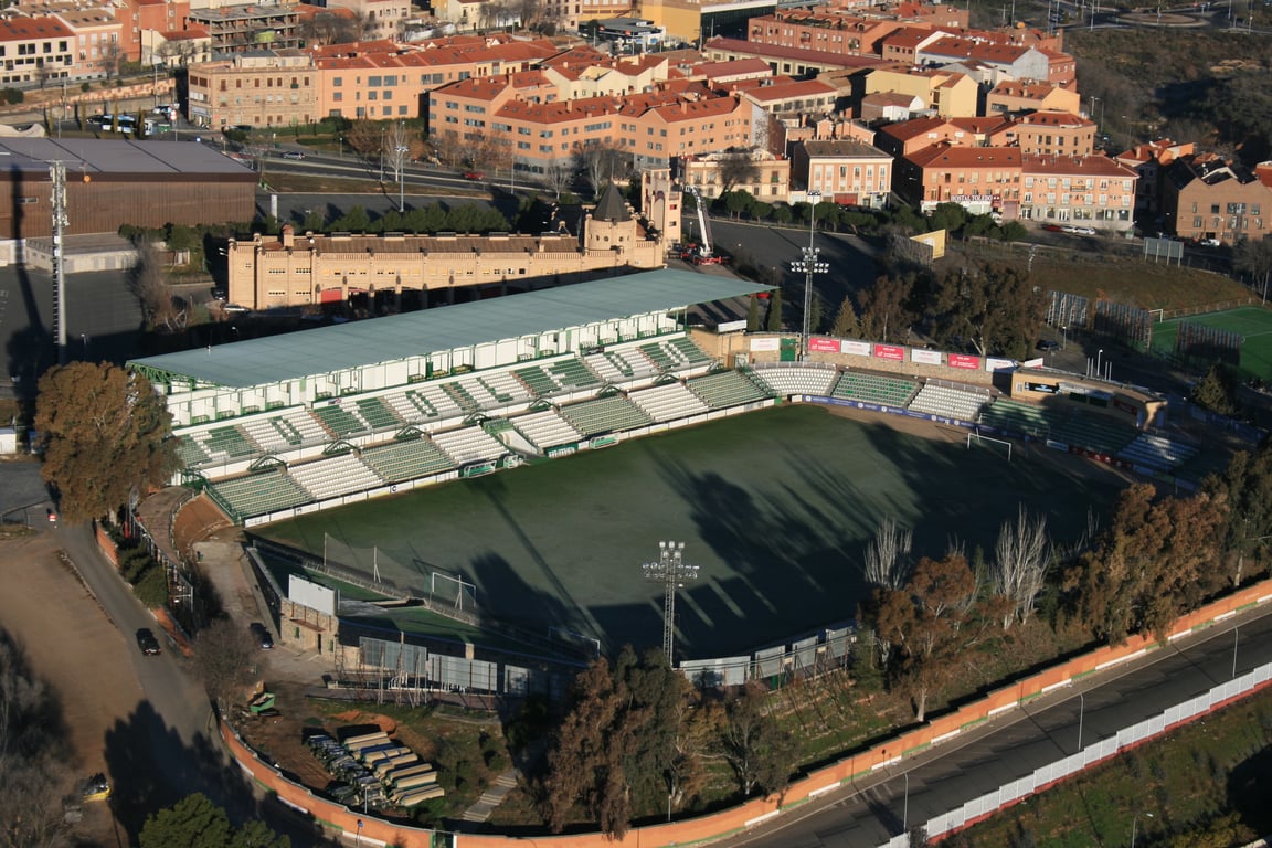 Vista aérea del estadio Salto del Caballo en Toledo antes del Toledo–Sevilla