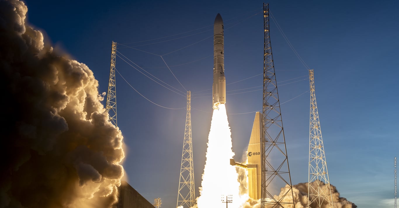 Despegue del Ariane 6 con Sentinel-1D desde Kourou, columna de fuego y torre de servicio