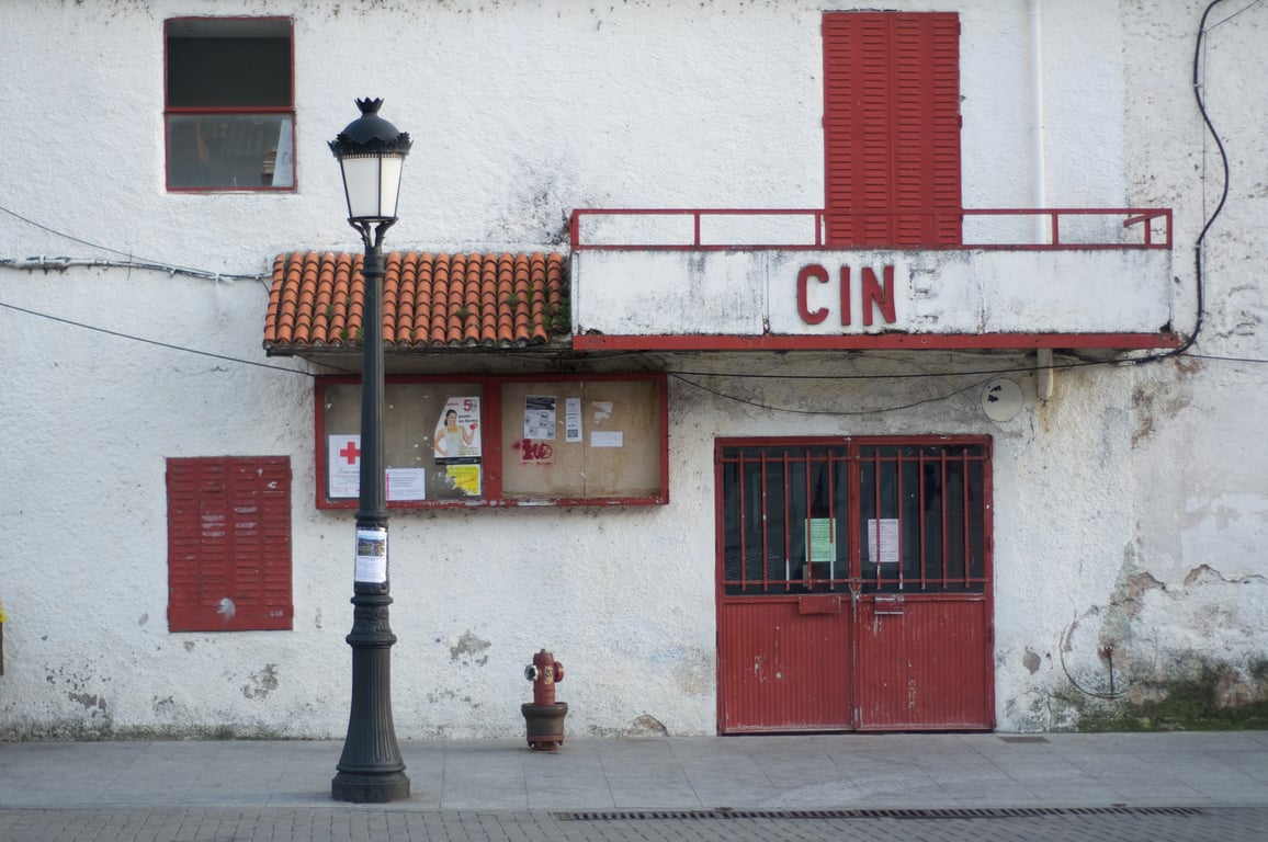 Fachada de un cine en la Comunidad de Madrid durante la preventa de la Fiesta del Cine