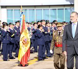 Felipe VI pasa revista durante la despedida oficial en Barajas