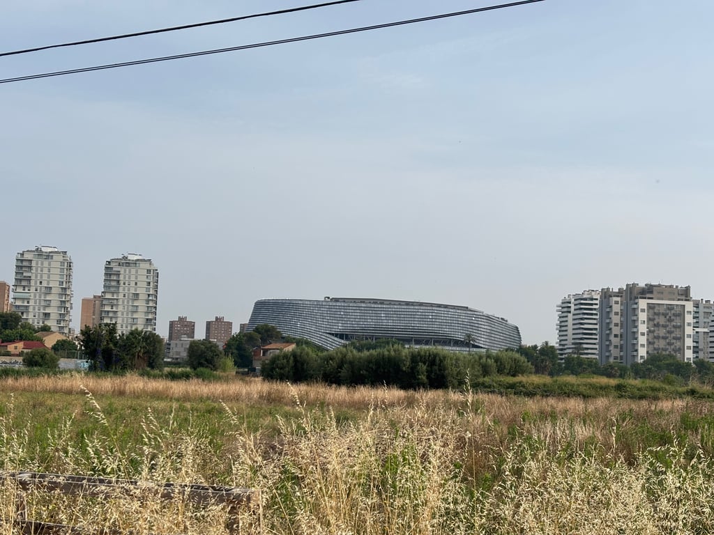 Exterior del Roig Arena de Valencia, sede de LOS40 Music Awards 2025