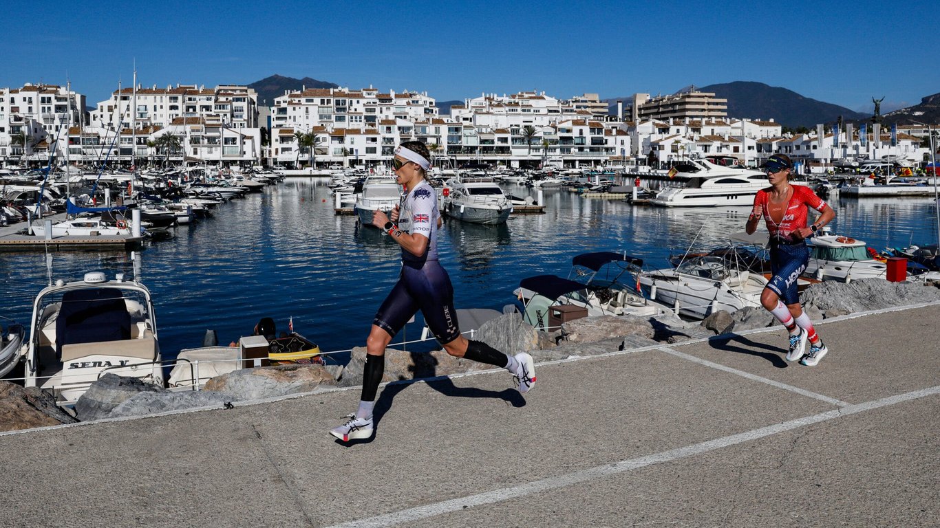 Lucy Charles-Barclay corre junto a Puerto Banús durante el Mundial IRONMAN 70.3 de Marbella