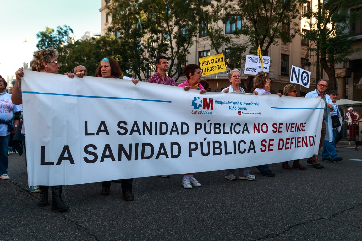 Manifestación en defensa de la sanidad pública con pancarta principal