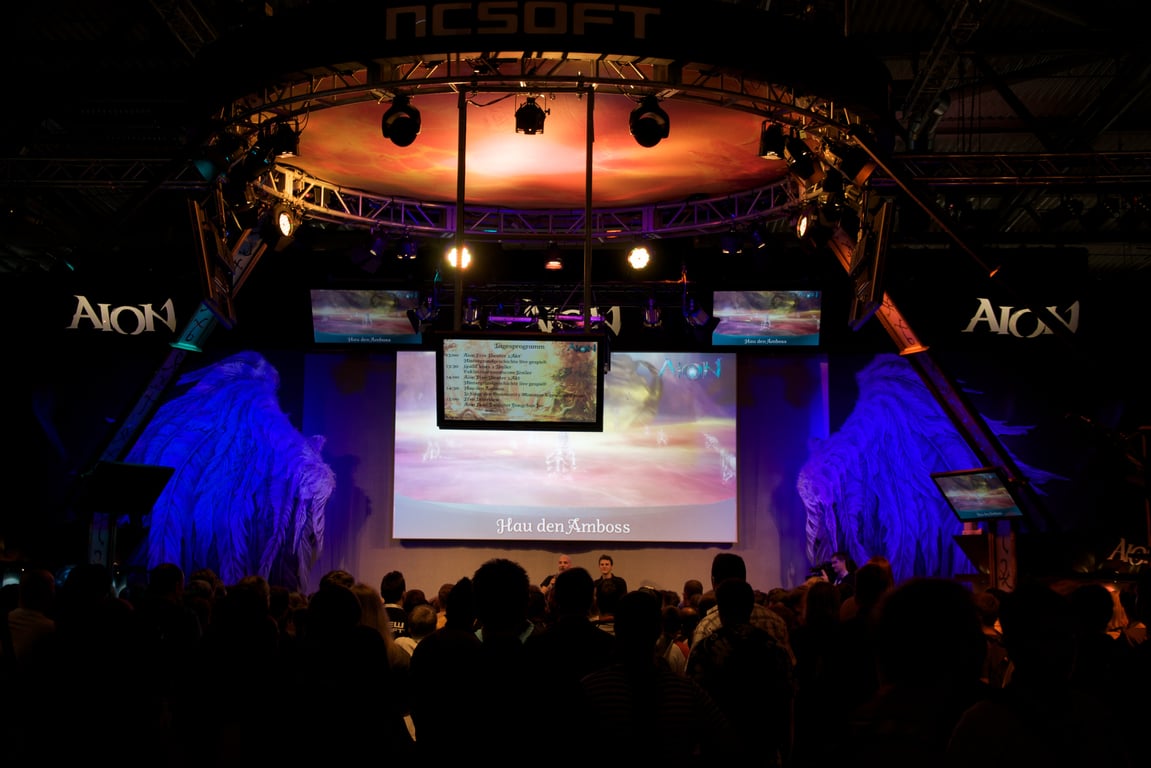 Estand de NCSOFT en una feria de videojuegos, imagen de archivo