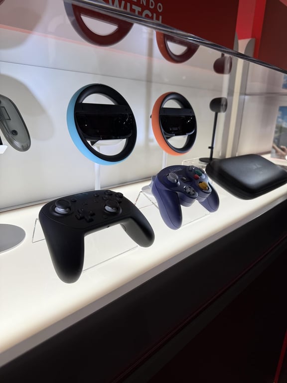 Vitrina con mandos y accesorios oficiales de Nintendo Switch 2 en exposición