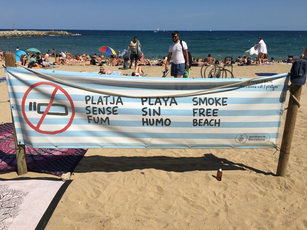 Cartel de playa sin humo en la Barceloneta, Barcelona