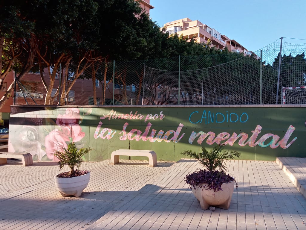 Mural urbano en Almería que promueve la salud mental, captado a la luz de la tarde