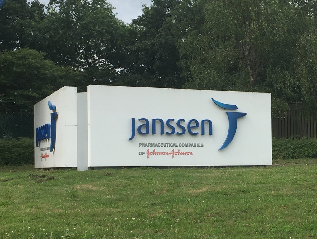Acceso y rótulo de Janssen Pharmaceutica en una sede europea