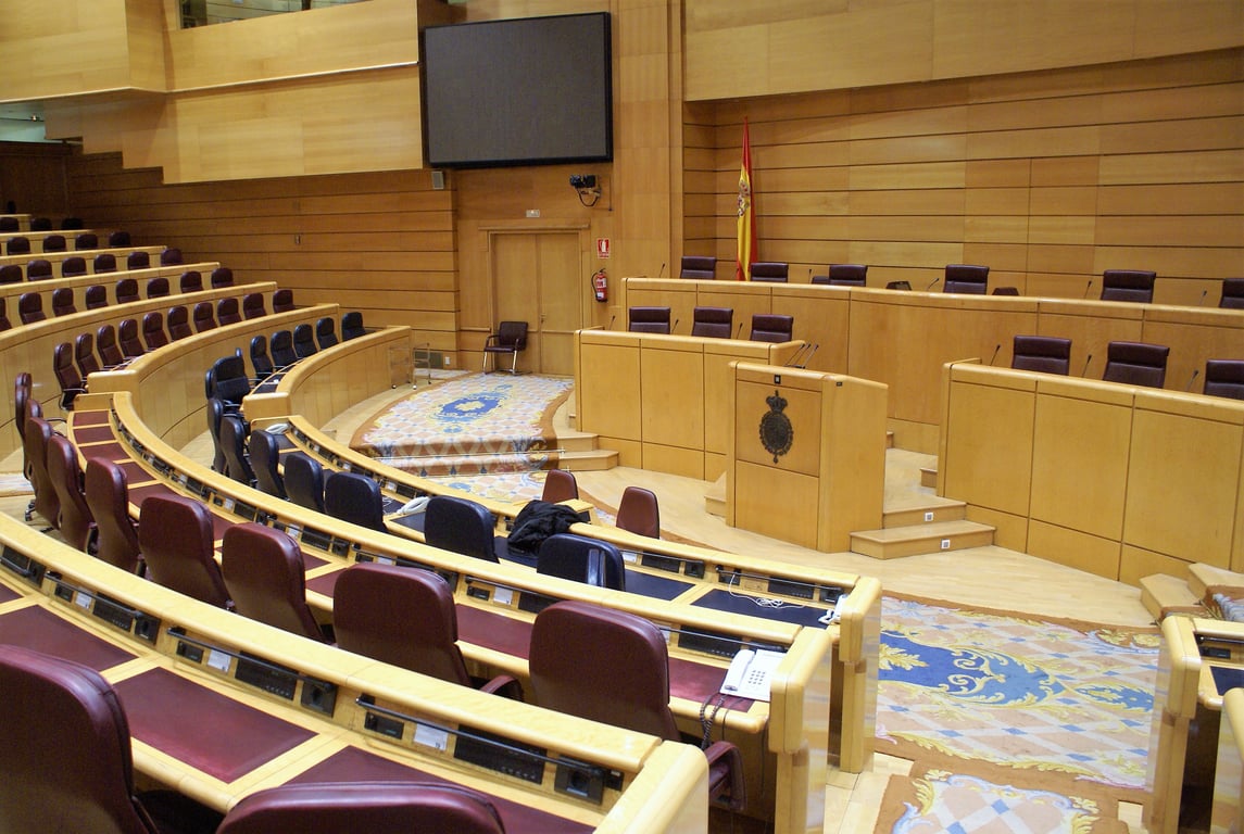 Hemiciclo del Senado de España preparado para una sesión de comisión