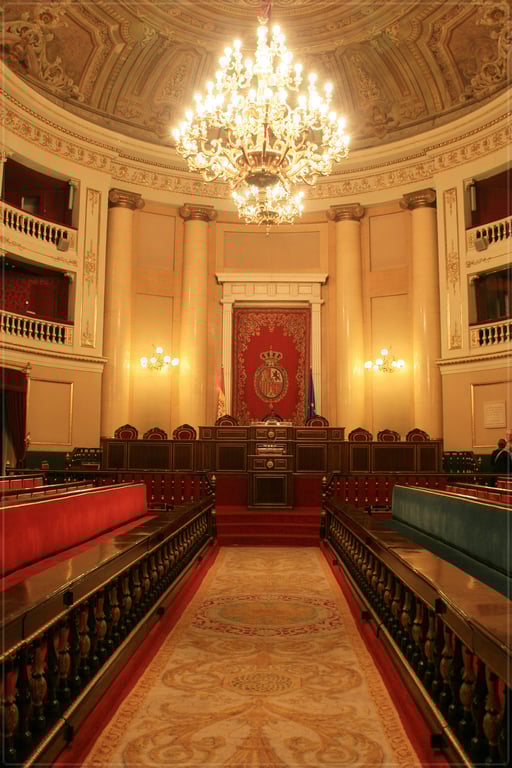 Sala de plenos del Senado de España preparada para una sesión pública