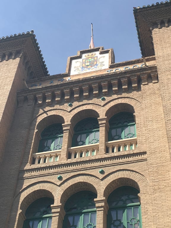 Fachada principal de la Plaza de Toros de Granada, sede del concierto de Sting