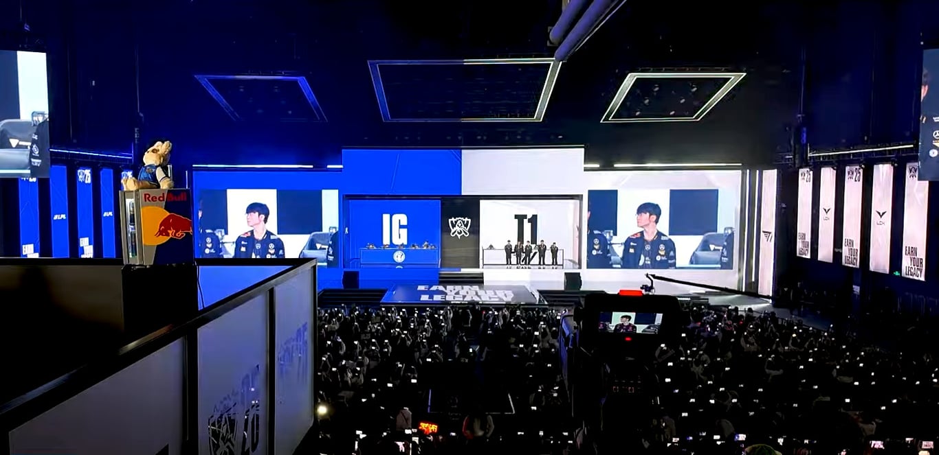 Presentación de IG vs T1 en el Play-in de Worlds 2025, arena llena en Pekín
