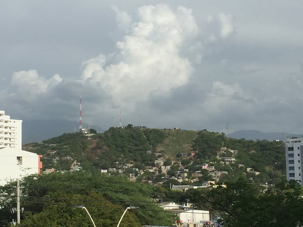 Cartel urbano y lomas de Santa Marta, sede de la cumbre UE–CELAC