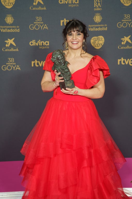 Janet Novás posa con su Goya tras el reconocimiento por su papel en la temporada 2024