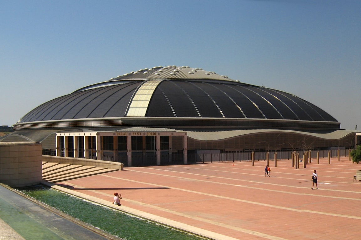 Exterior del Palau Sant Jordi, junto al Sant Jordi Club, antes del concierto de Volbeat y Bush
