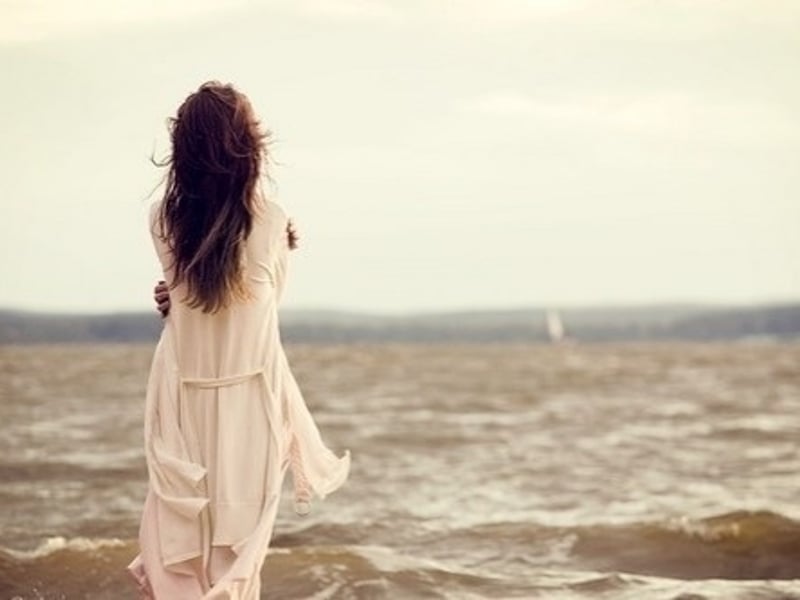 齐大腿的白色衬衫