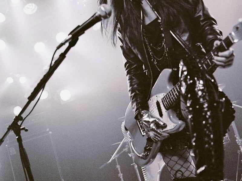 边看广告边跟着配乐疯疯滴陶醉哼唱