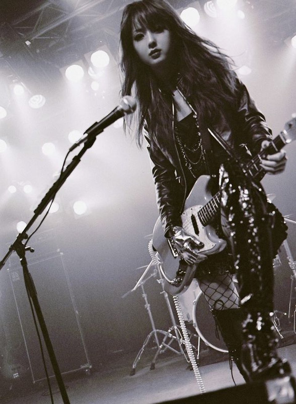 边看广告边跟着配乐疯疯滴陶醉哼唱