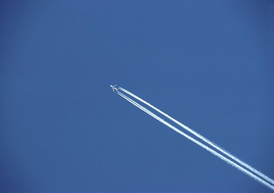 飞机在晴空中一划而过留下的长长的痕迹