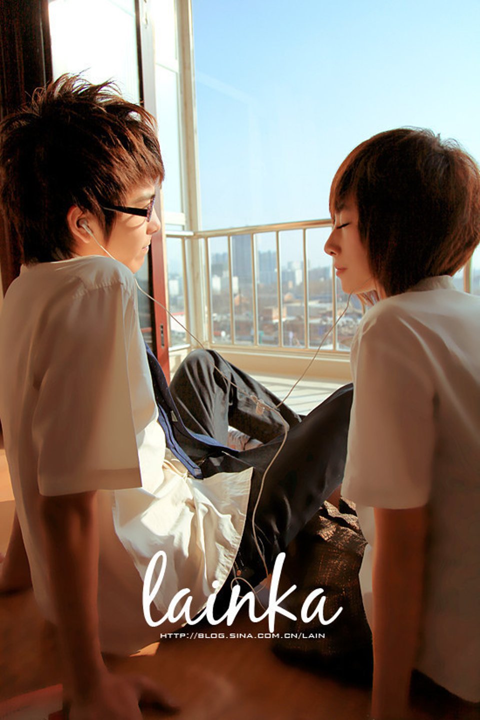 两个人用一副耳机听音乐