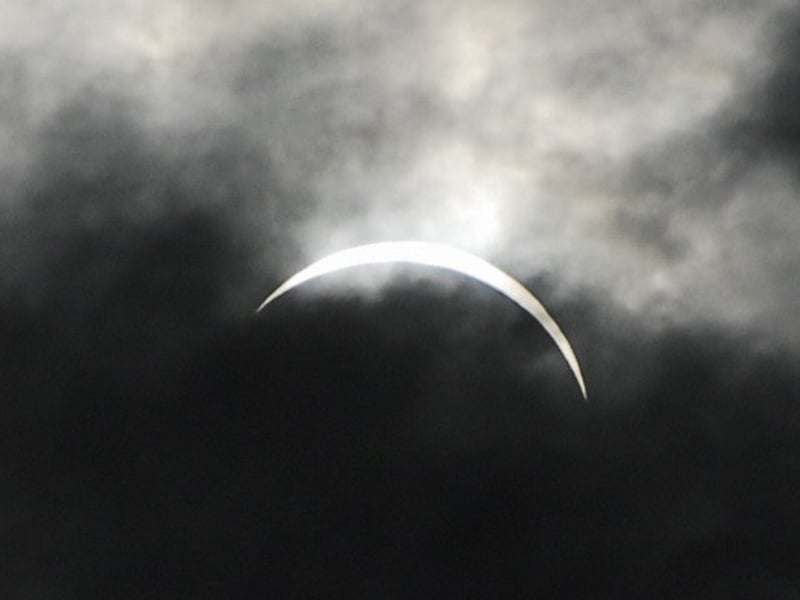 十三陵水库山间的月亮