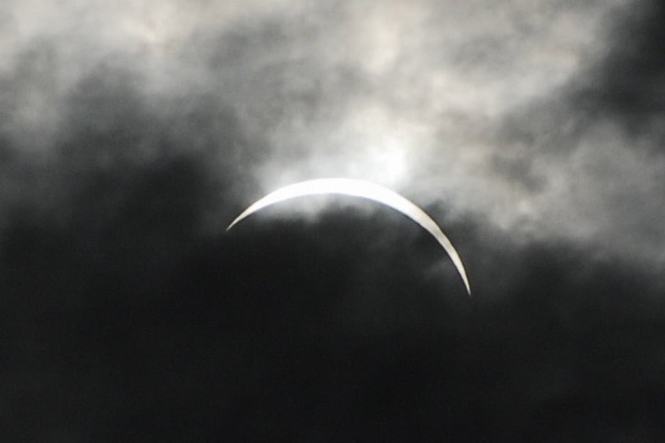 十三陵水库山间的月亮