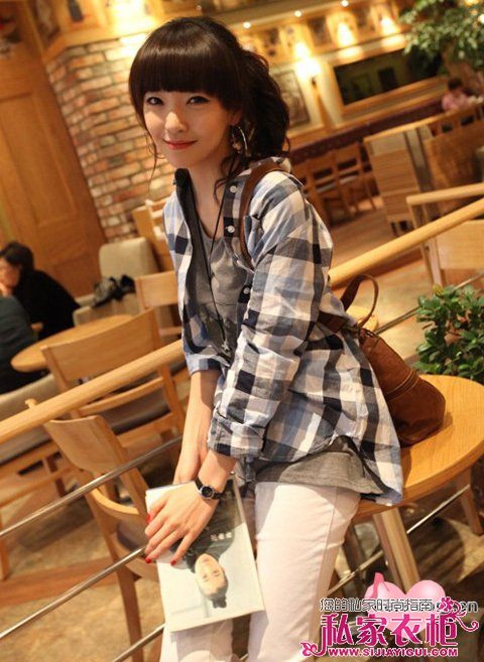 乌黑的秀发大格子衬衫