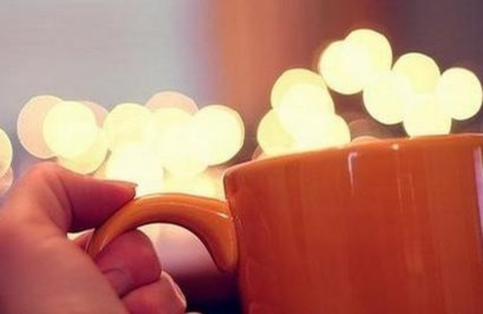 喝热气腾腾的白开水