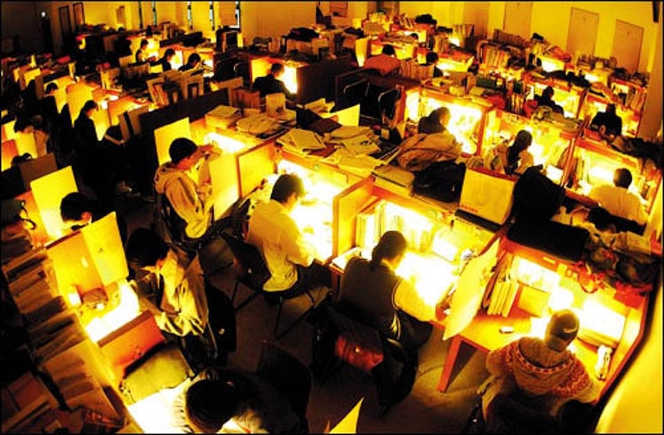 在图书馆看书或自习