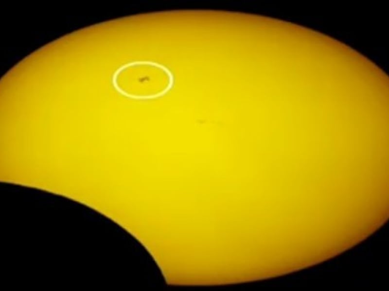 从太阳前面飘过