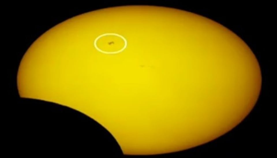 从太阳前面飘过