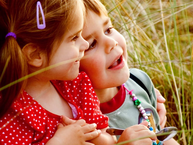 和许久不见的好朋友一起压马路聊天