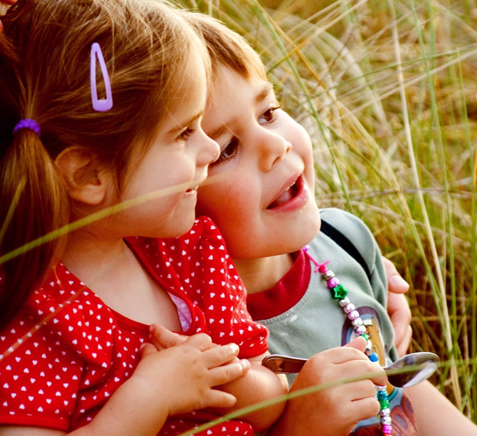 和许久不见的好朋友一起压马路聊天