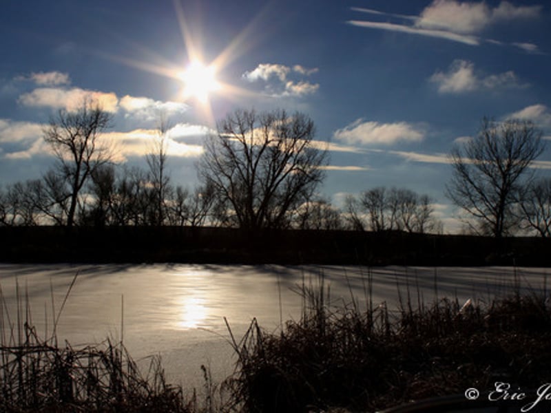 下过雪的晴朗天气看青色的天空