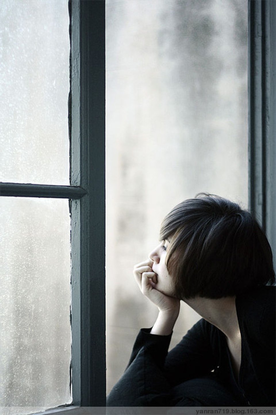 下雨天窝在沙发上喝茶