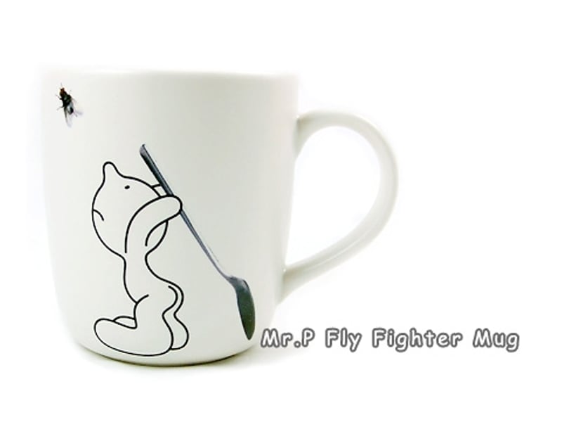 用大大的马克杯刷牙