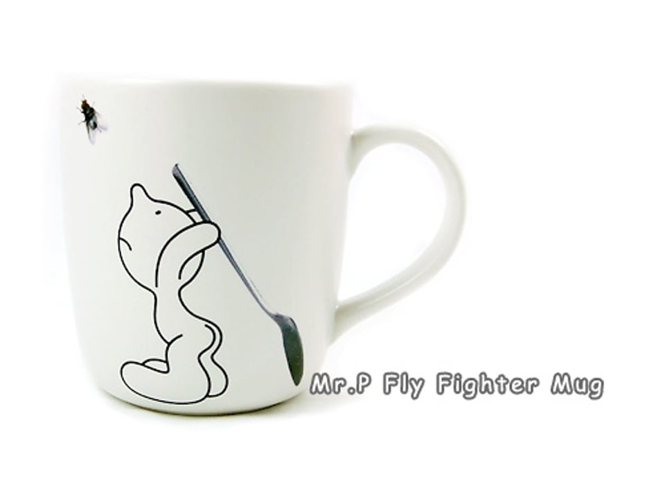 用大大的马克杯刷牙