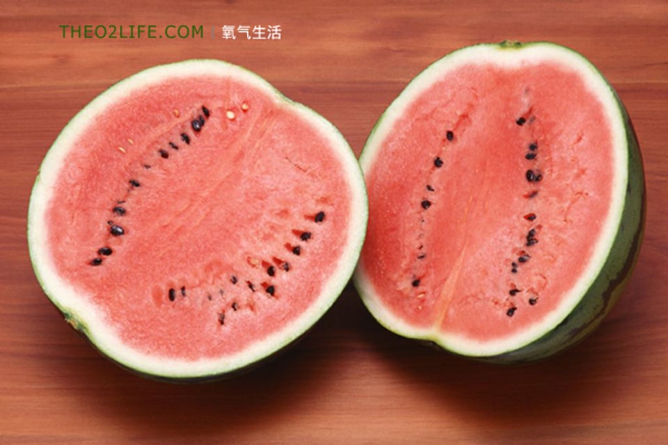 对半切的西瓜