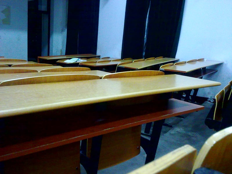 在空旷的自习室里听歌