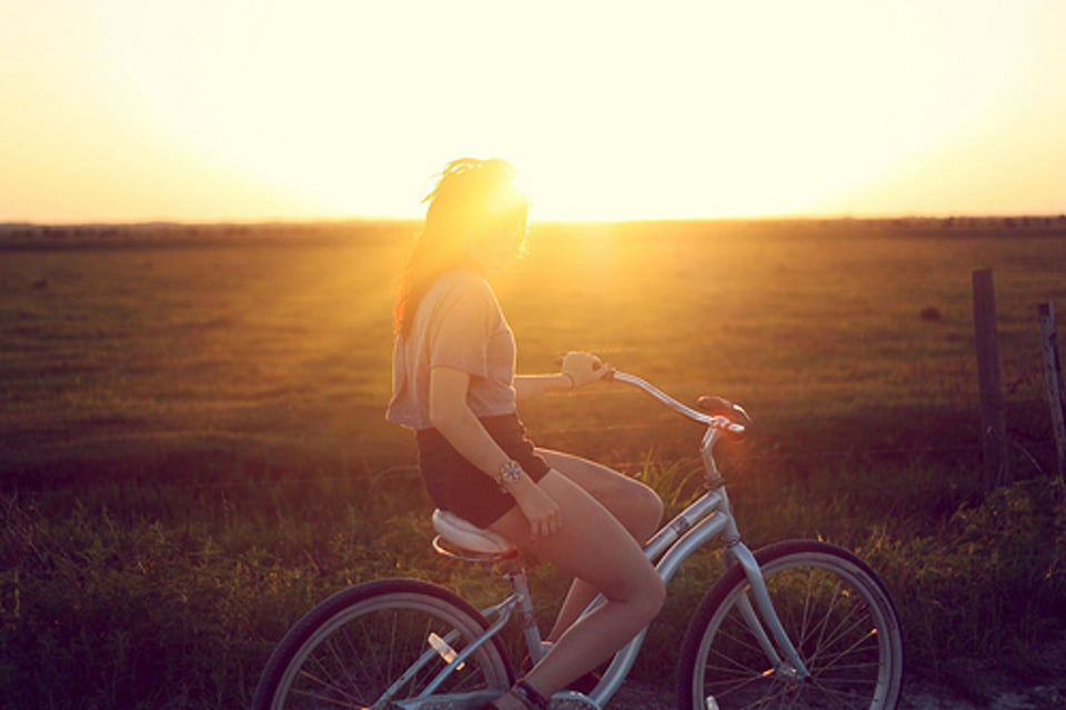 坐在摩托车上哭