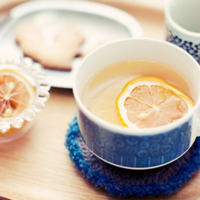 冬天的时候把手捂在温热的杯壁上