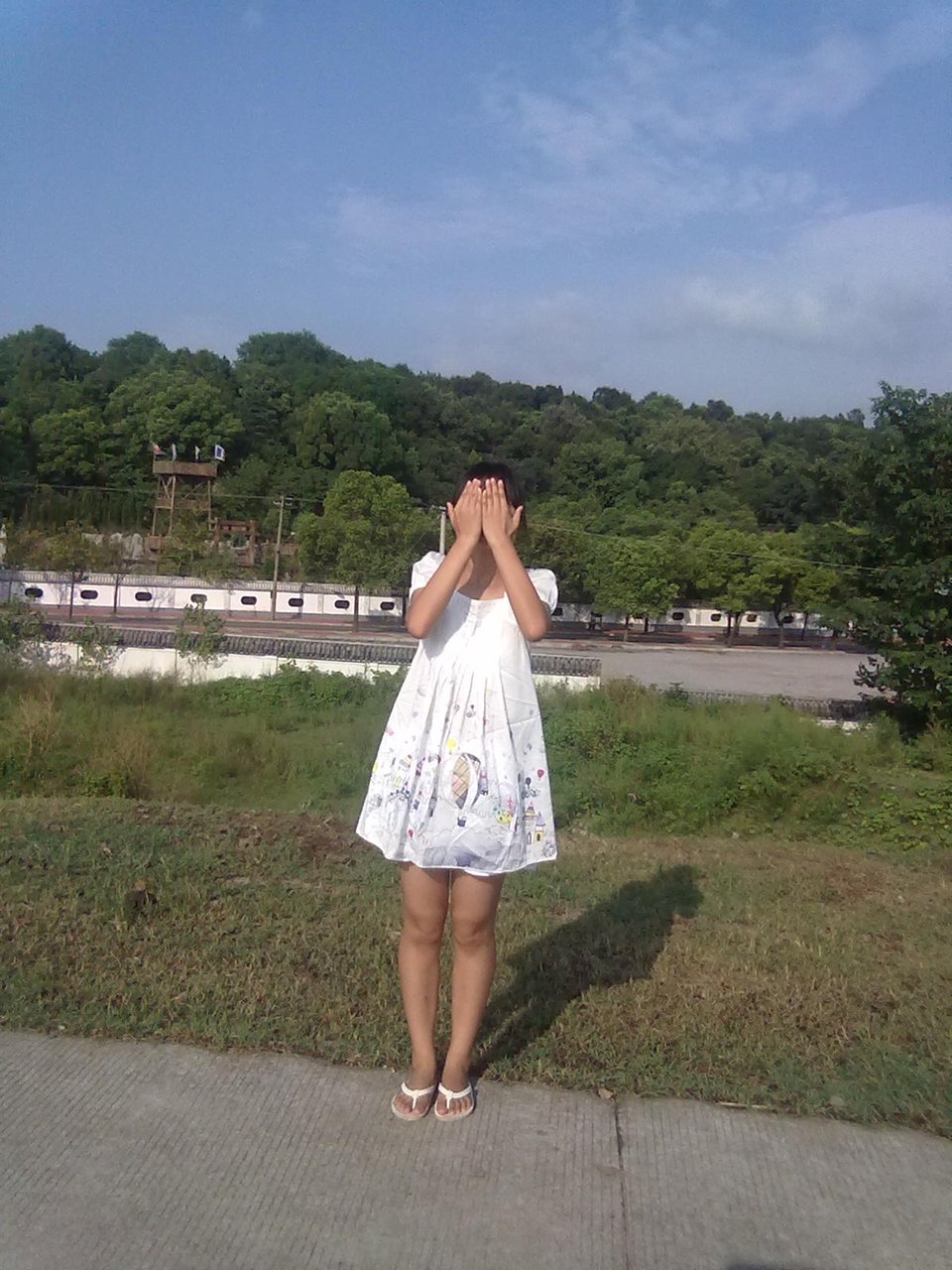 穿着拖鞋去饭堂吃饭