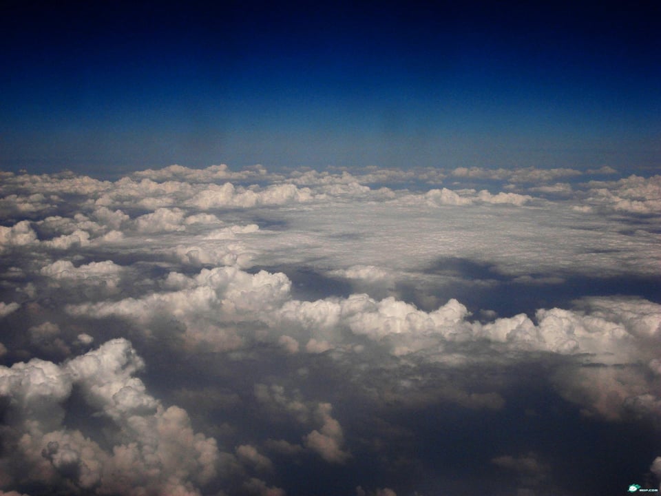 坐在飞机窗边的位置上看云海